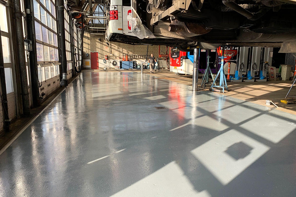 Epoxy gietvloer Smitfloor Geldrop Sterke bedrijfsvloer geplaatst in faciliteit van Connexxion Eindhoven