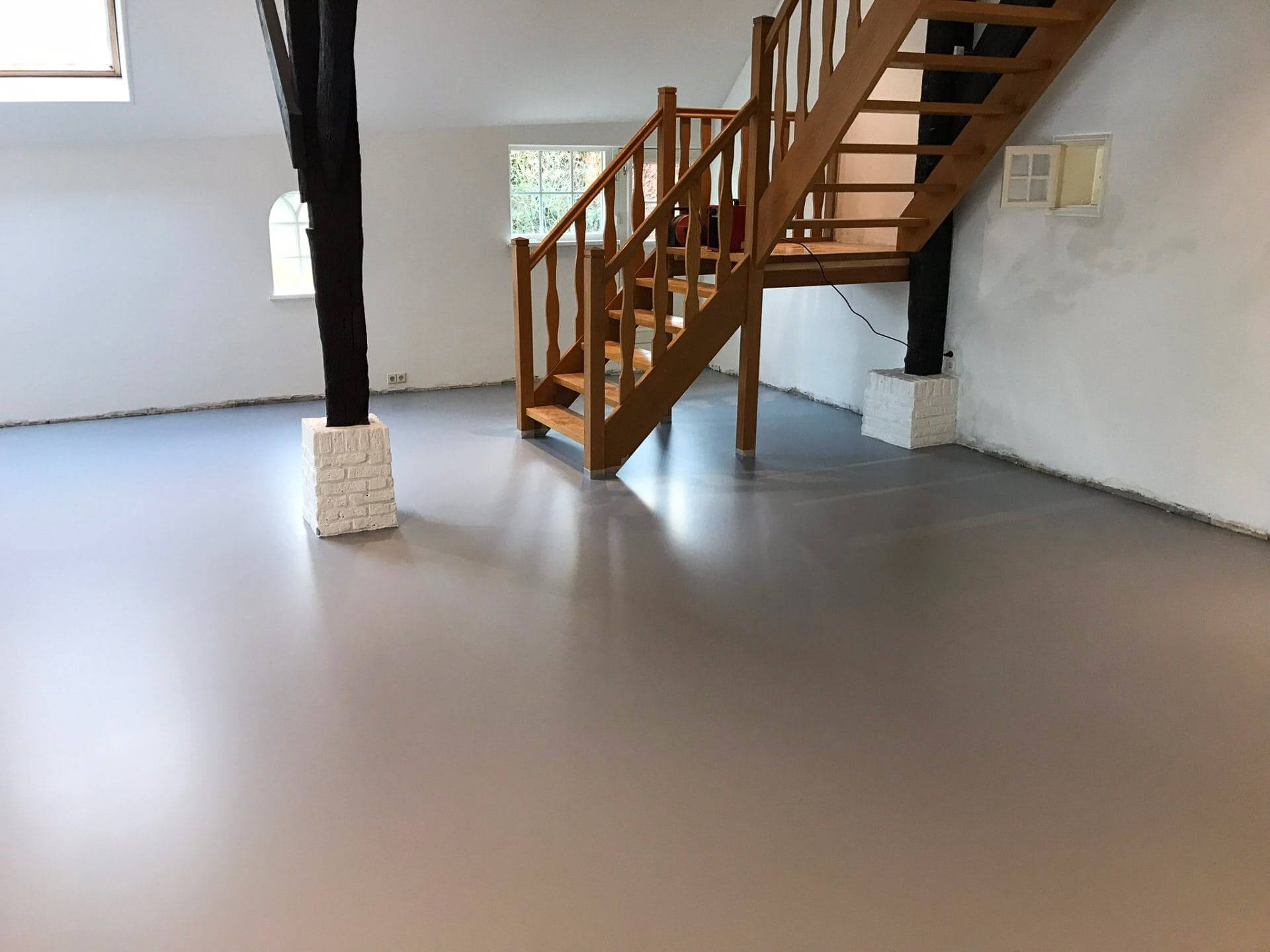 PU gietvloer Smitfloor Geldrop Moderne gietvloer in gerenoveerde oude boerderij met behoud van karakter