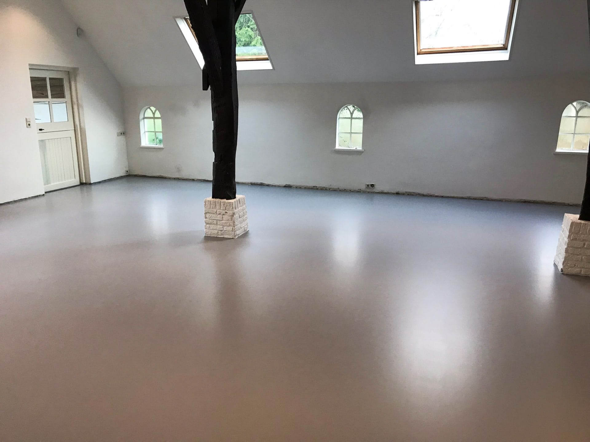 PU gietvloer Smitfloor Geldrop Strakke en comfortabele vloerafwerking in authentieke boerderijwoning