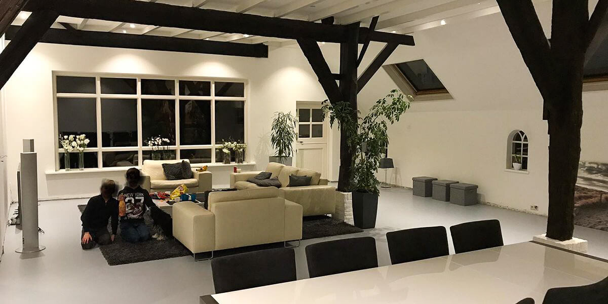 pu-gietvloer-boerderij-gietvloer-met-warme-uitstraling-in-karakteristieke-oude-boerderij