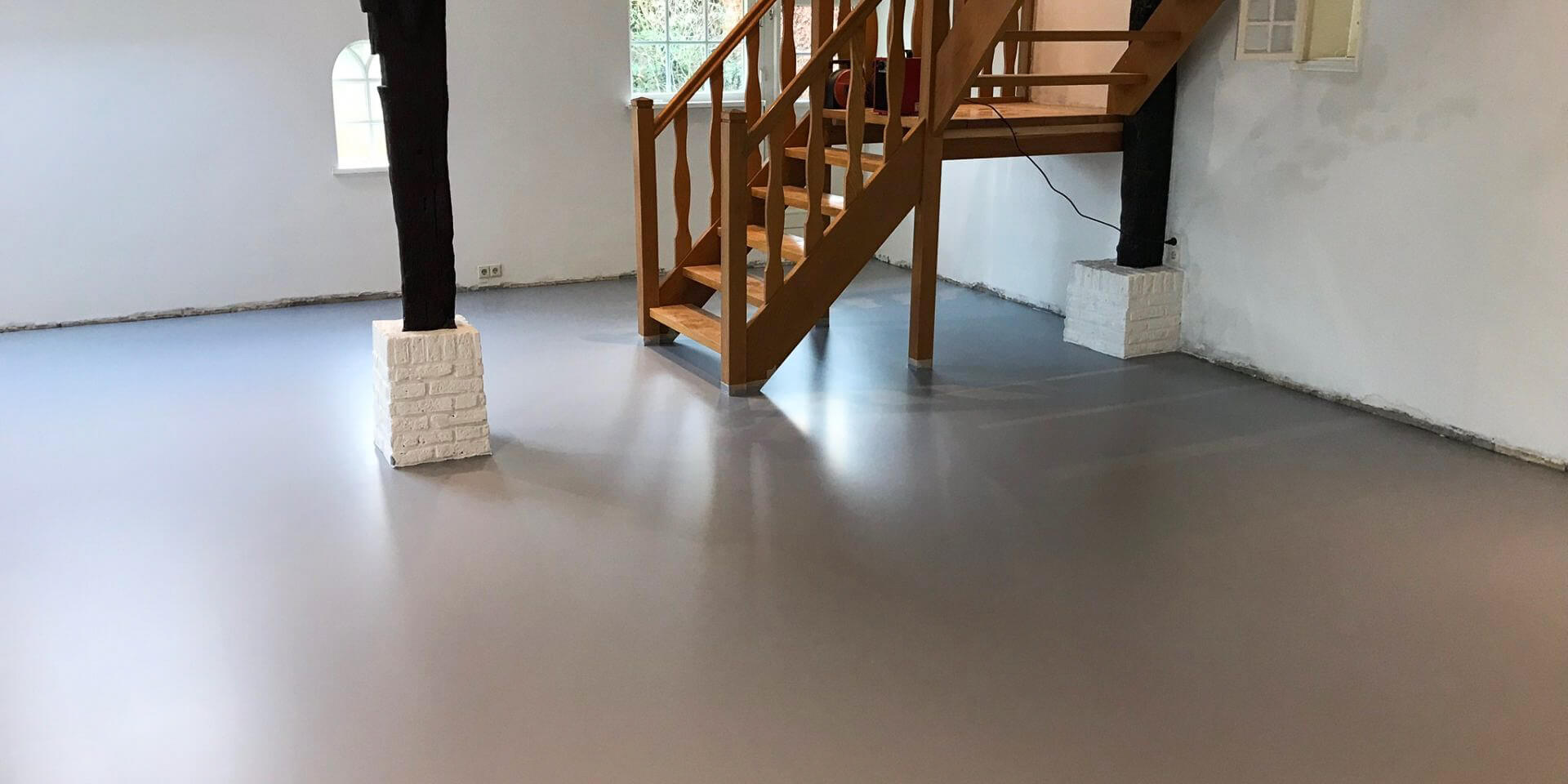 pu-gietvloer-boerderij-moderne-gietvloer-in-gerenoveerde-oude-boerderij-met-behoud-van-karakter