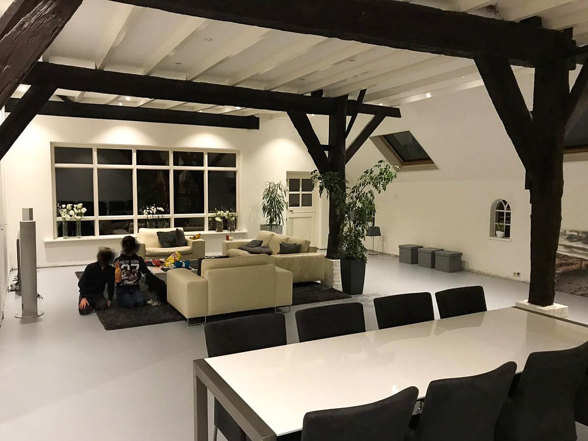 PU gietvloer Smitfloor Geldrop Vloeroplossing die oud en nieuw verbindt in een landelijke boerderij