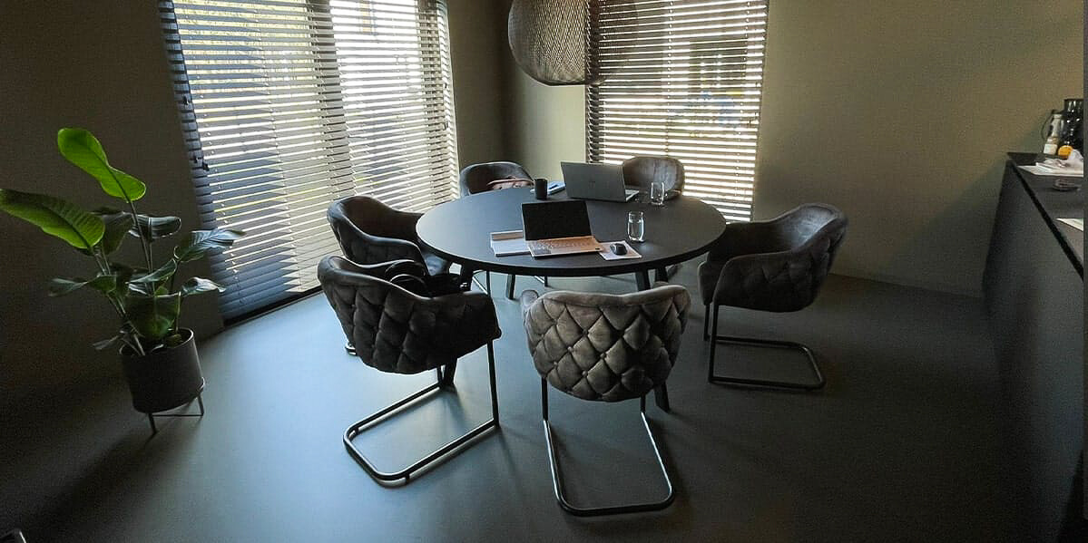 PU gietvloer Smitfloor Geldrop – Eigentijdse gietvloeroplossing in moderne en luxe woning in Eindhoven