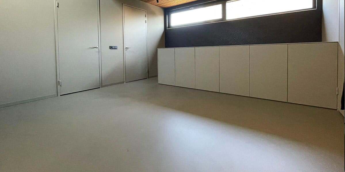 PU gietvloer Smitfloor Geldrop – Luxe woning in Eindhoven met naadloze en moderne gietvloerafwerking