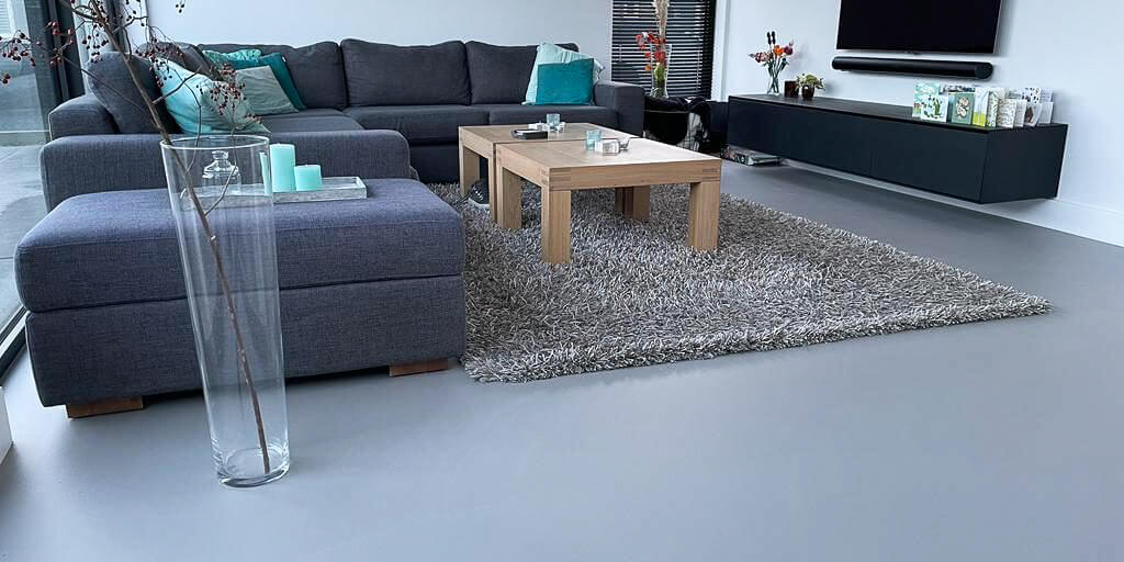 Moderne PU gietvloer Wijchen met zilveren afwerking Smitfloor Liquid Design projec