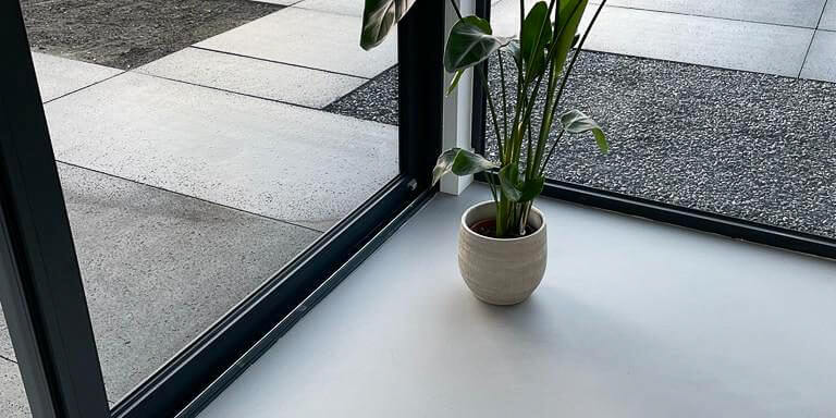 Strakke zilveren gietvloer van 182m2 in woning Wijchen Smitfloor Liquid Design
