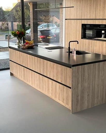 Liquid Design gietvloer kleur zilver in modern woonhuis in Wijchen Smitfloor Geldrop