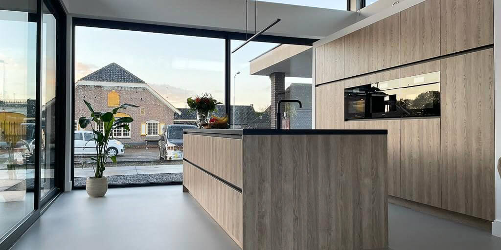 Zilverkleurige gietvloer Wijchen met veel daglicht Smitfloor Liquid Design