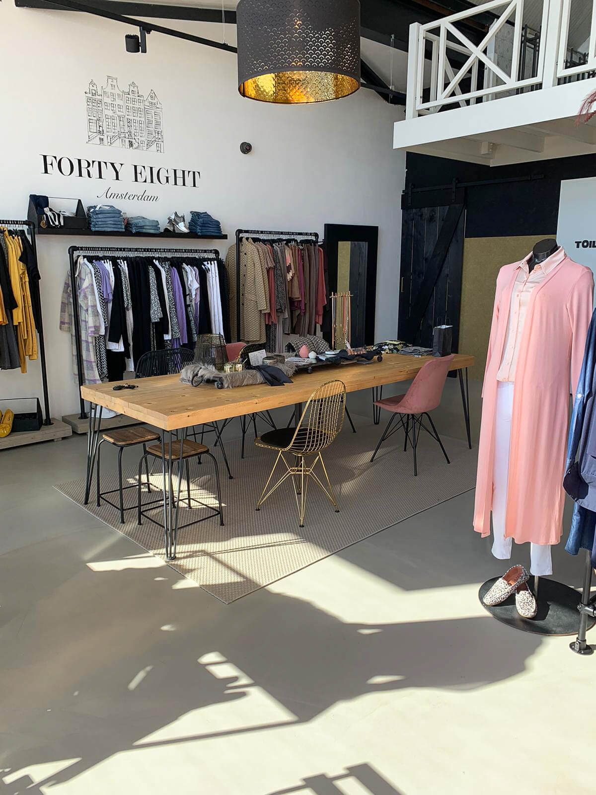 Floorcolouring gietvloer Smitfloor Geldrop – Duurzame en onderhoudsvriendelijke vloer voor trendy kledingwinkel in Amsterdam