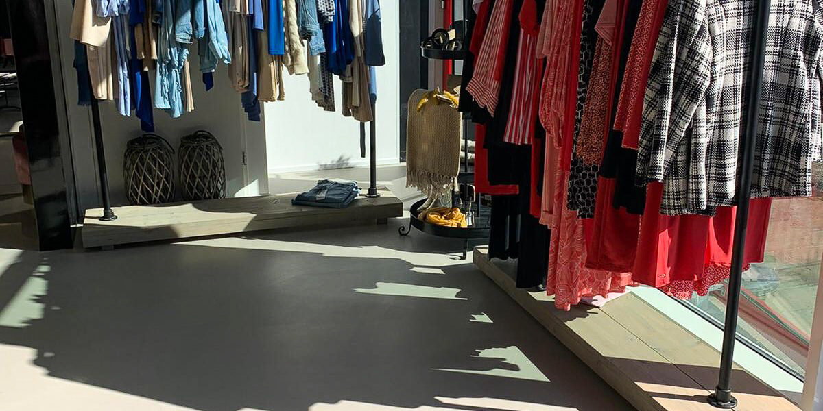 Floorcolouring gietvloer Smitfloor Geldrop – Naadloze en kleurrijke vloer voor modieuze kledingwinkel