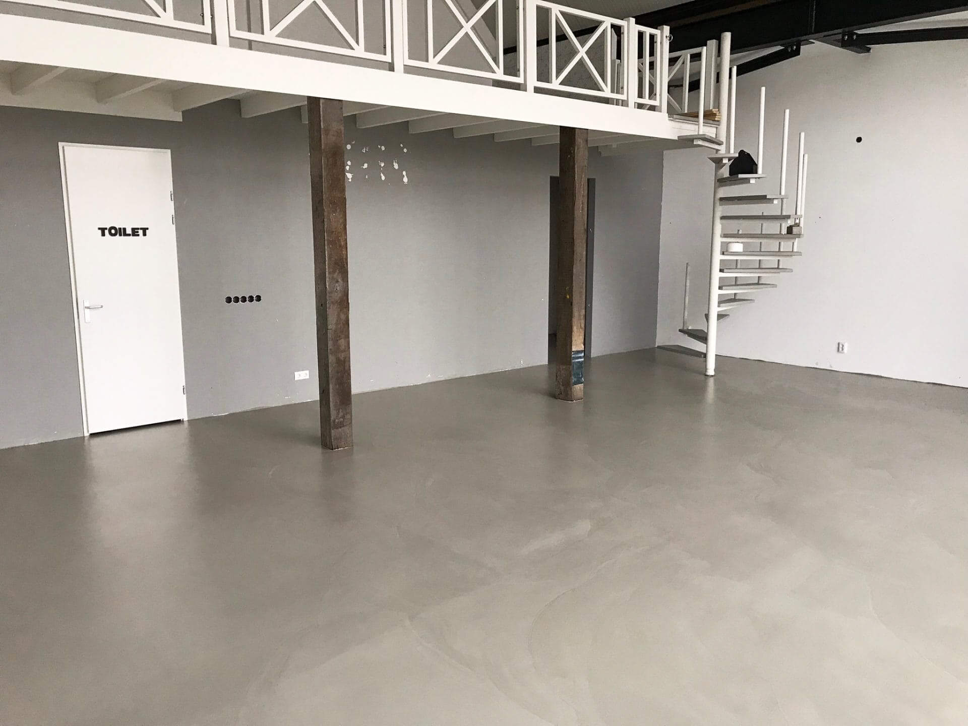 Floorcolouring gietvloer Smitfloor Geldrop – Industriële gietvloer met kleuraccenten voor kledingwinkel in Amsterdam