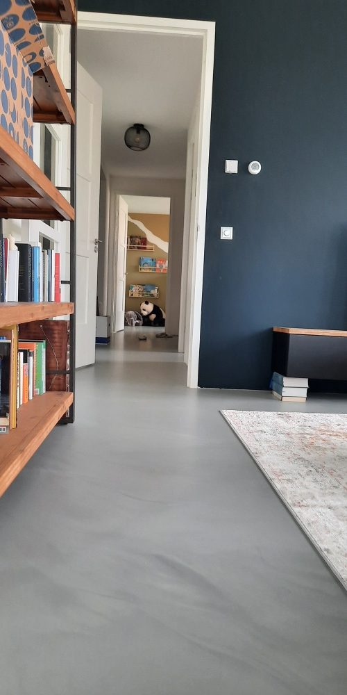 Polyurethaan-PU-Gietvloer- in de woonkamer met boekenkast